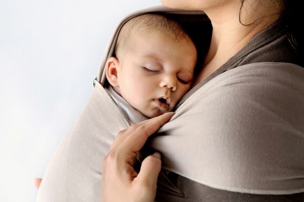 Jak bezpečně nosit novorozence v šátku? Kompletní průvodce pro rodiče