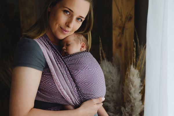 Nošení dítěte čelem do světa v šátku – proč to není vhodné