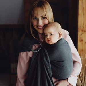 Grafitový ring sling šátek Slate Moonstone M – praktické řešení pro rodiče