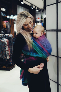 Barevný šátek TENCEL™ Aurora Cube – pohodlné nošení dítěte od prvních dnů (velikost 6)